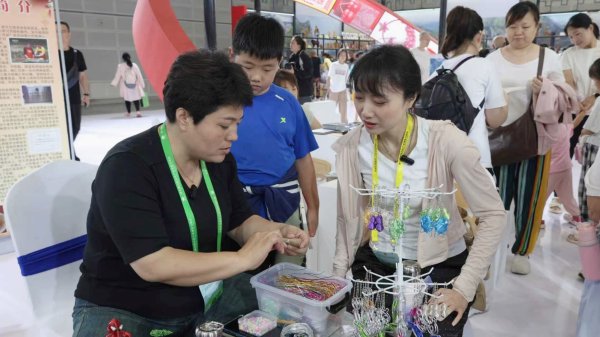 棒棒策略 张晓华：铝线编织巧手致富