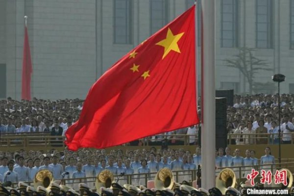 东方财通  法新社镜头下中国阅兵的钢铁洪流，来了